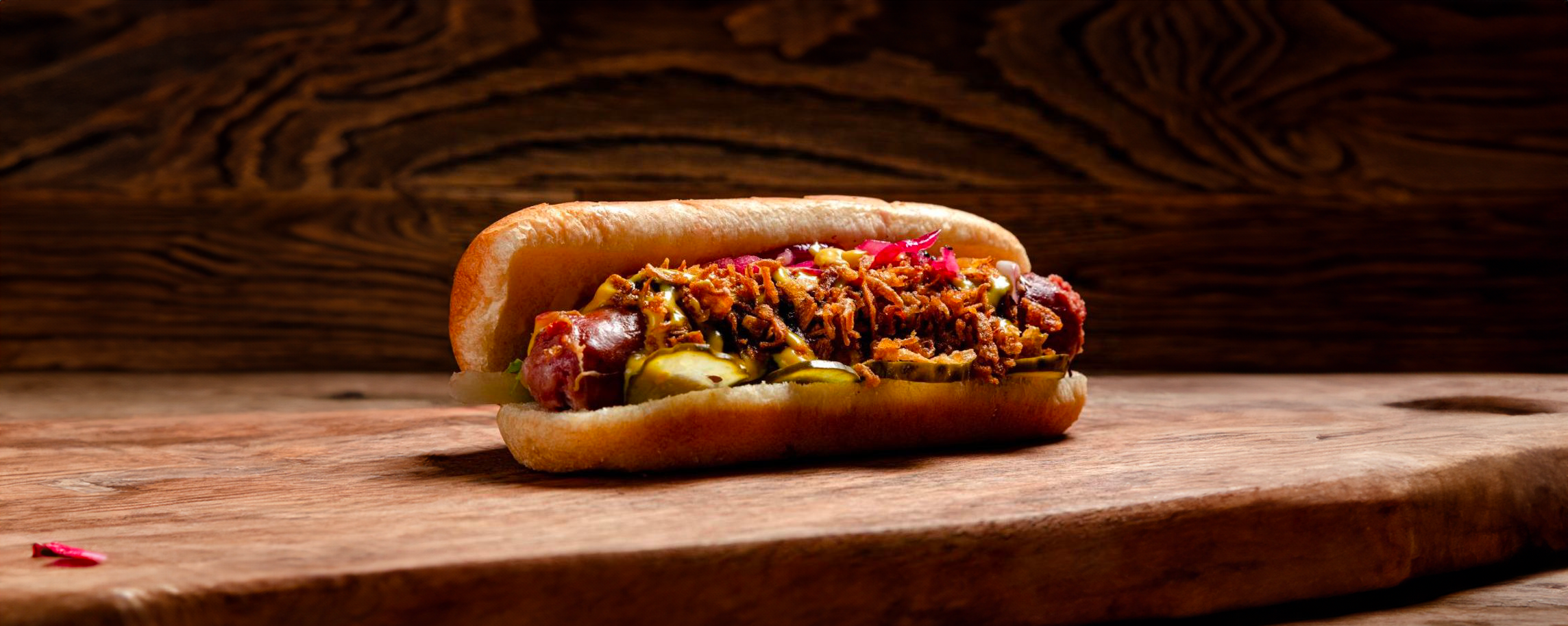Hot dog aux oignons confits, pain à hot dog, oignons rouges, moutarde, soyciss' fumées, saucisses végétariennes,