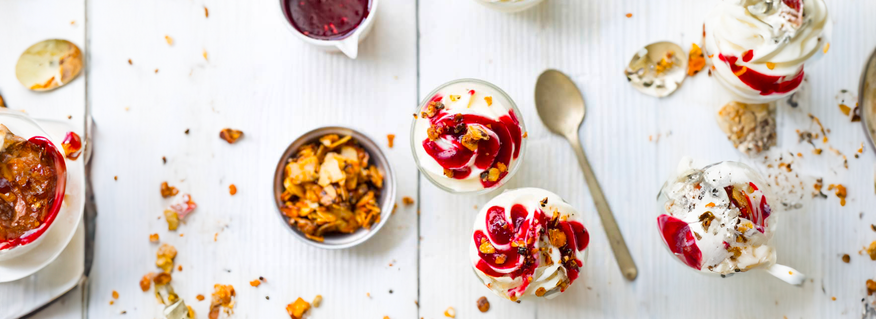 Sundae coco fruits rouges, biscuits, graines de chia, fruits rouges séchés, crème de coco, confiture, skyr, graines de chia, fruits rouges séchés