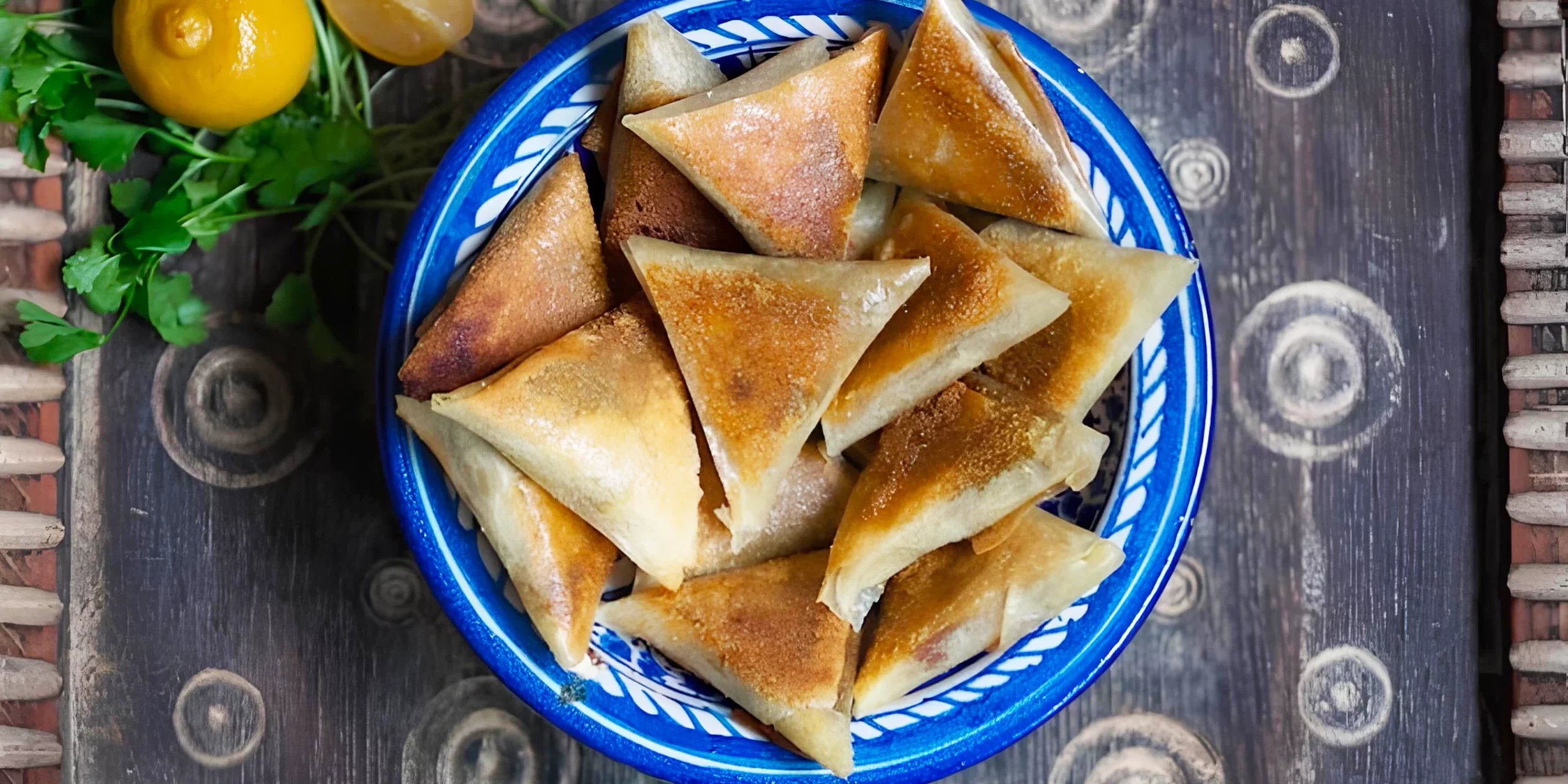 Samoussa de dattes aux cacahuètes dans un bol oriental
