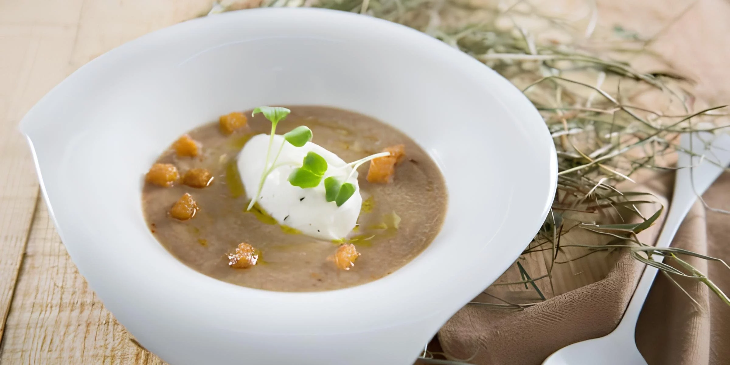 Velouté de lentilles et chantilly de crème fraîche au curry Velouté de lentilles et chantilly de crème fraîche au curry