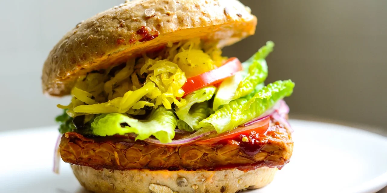 Burger de tempeh au curry et à l’ananas Burger de tempeh au curry et à l'ananas proposé par votre magasin bio La Menthe Poivrée de Gometz-le-Châtel